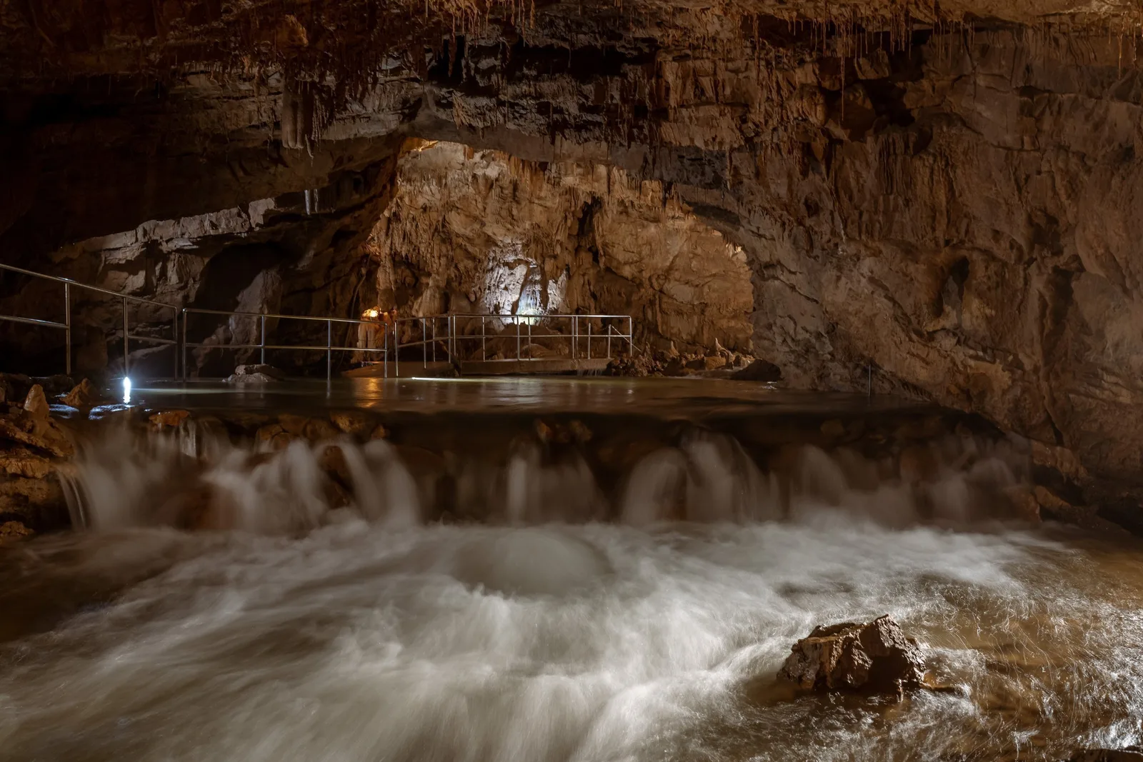 Unutrašnjost špilje Vrelo s osvijetljenim stalaktitnim formacijama