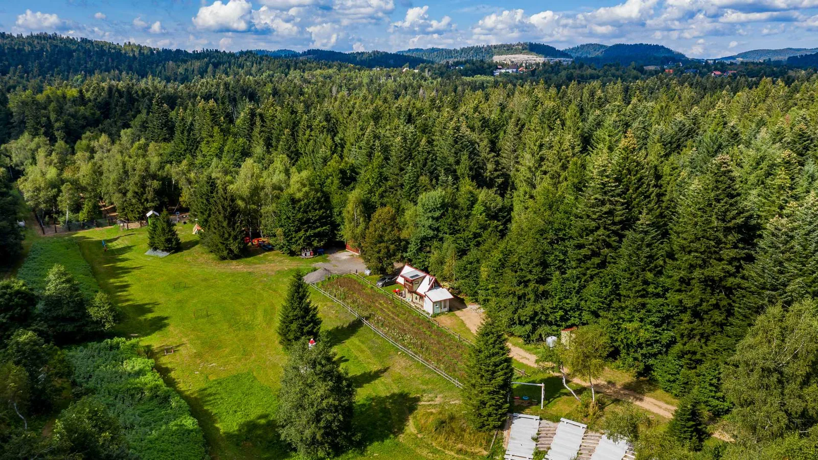Šumski park prirode sa šetnicama i drvenim skulpturama