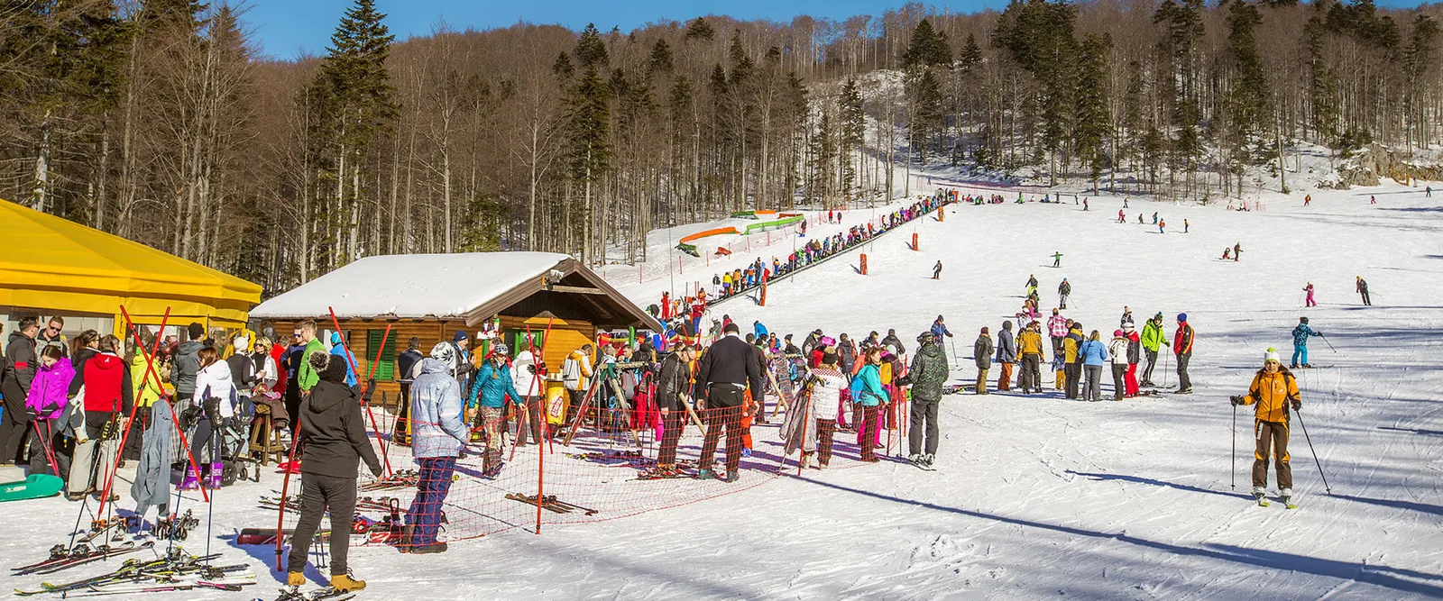 Zasnježene skijaške staze na Platku s pogledom na Jadransko more